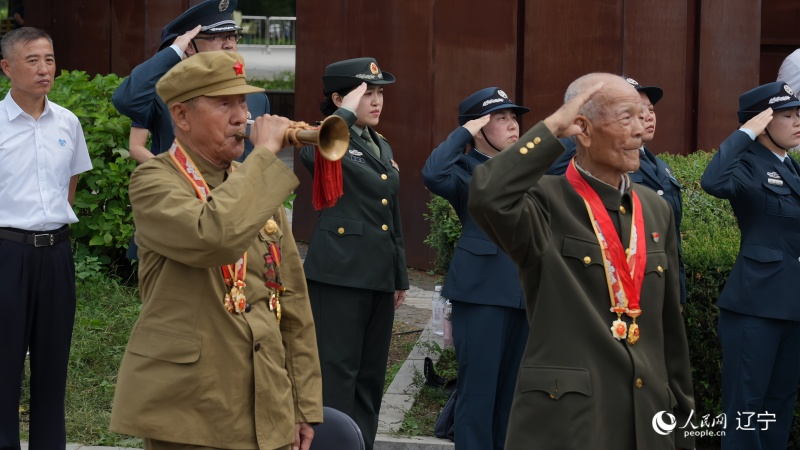 志愿軍老戰(zhàn)士南啟祥再次為戰(zhàn)友吹響了沖鋒號(hào)。人民網(wǎng)記者 周頌雪攝