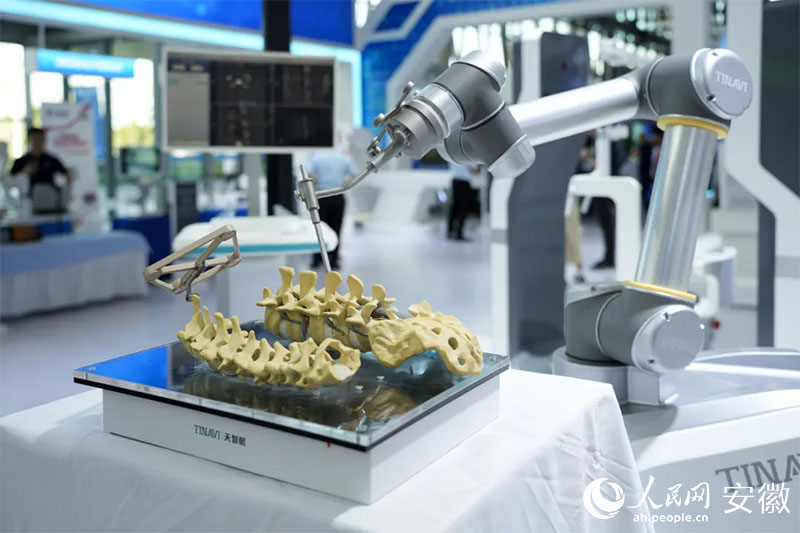 2024世界制造業(yè)大會上展出的骨科手術(shù)機器人。人民網(wǎng)記者 王銳攝