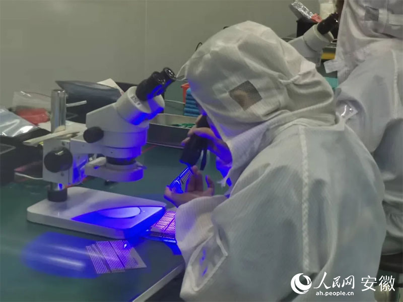 金張科技帶動下，超100家功能膜新材料企業(yè)在太湖縣集聚。人民網(wǎng)記者 胡雨松攝