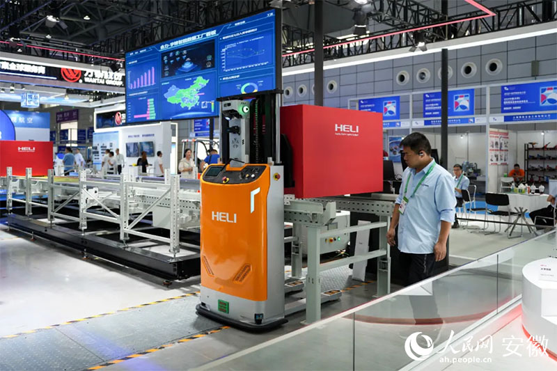 2024世界制造業(yè)大會上，合力將智能數(shù)據(jù)工廠系統(tǒng)帶進展會。人民網(wǎng)記者 王銳攝