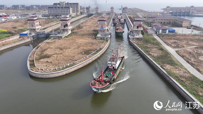 接鮮船駛過南通啟東呂四漁港船閘。人民網(wǎng)記者 余樂攝