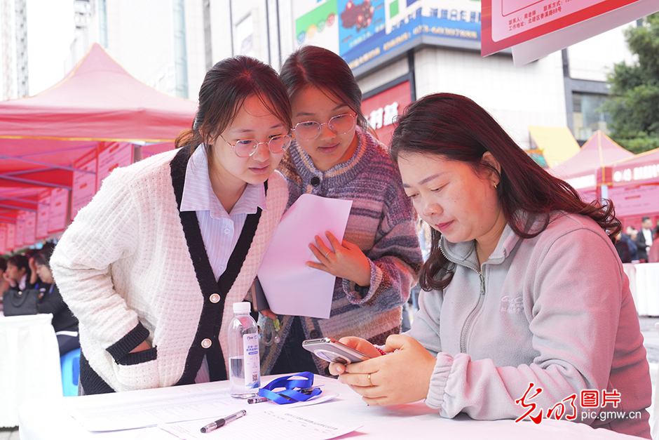 【職引未來(lái)】求職招聘“雙向奔赴”，穩(wěn)崗就業(yè)精準(zhǔn)發(fā)力