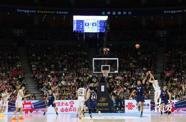 11月12日，十五運(yùn)會(huì)男籃成年組決賽，現(xiàn)場(chǎng)有序而熱烈。張由瓊 攝