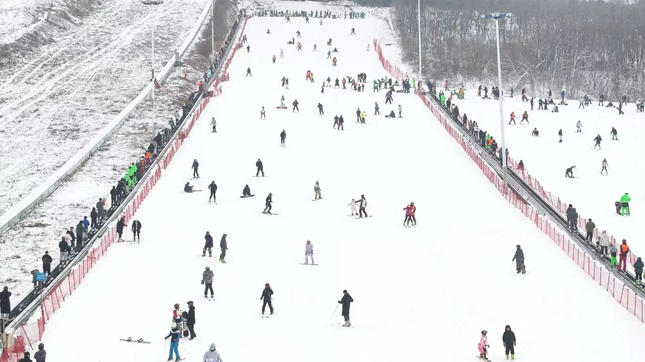 沈陽怪坡國(guó)際滑雪場(chǎng)迎來眾多滑雪愛好者。人民網(wǎng)記者 孝媛攝