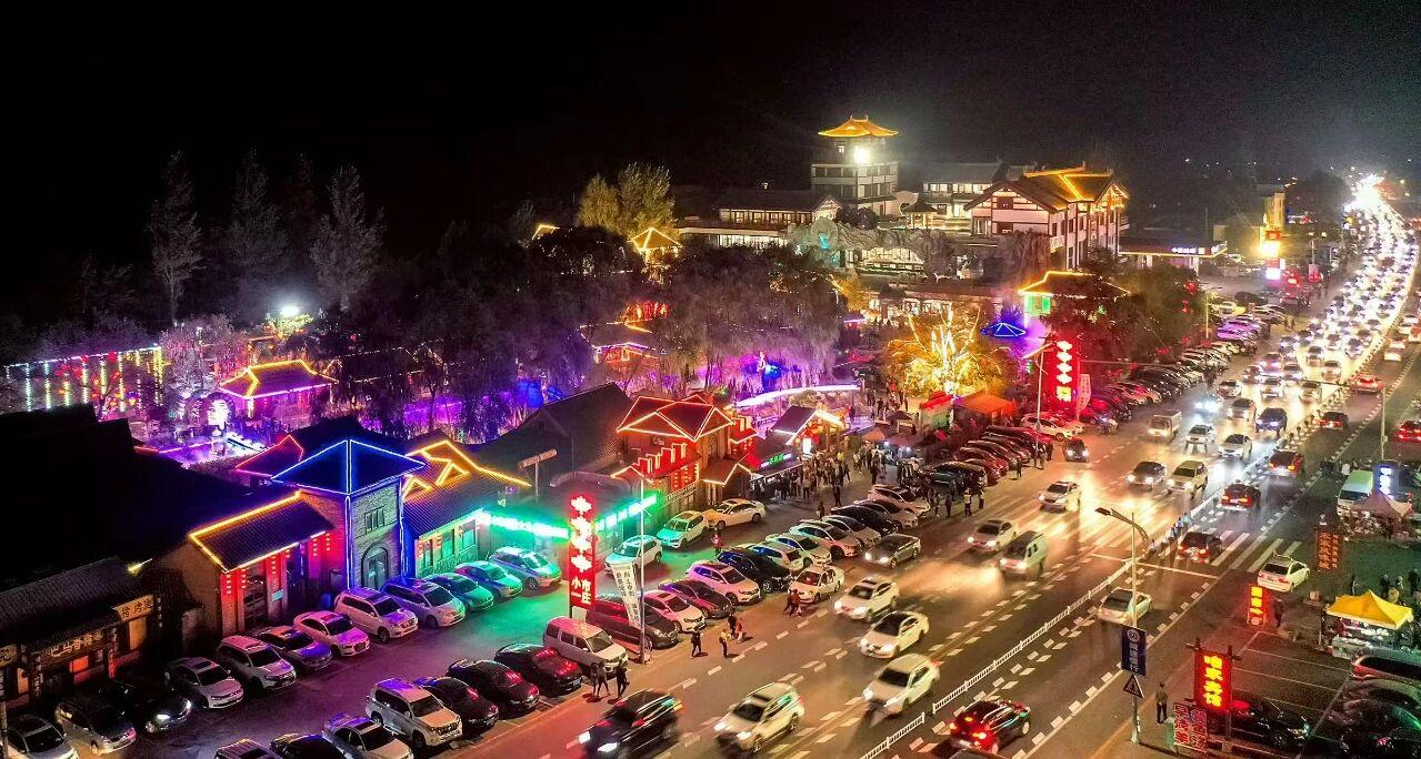 “小市一莊”夜景。受訪者供圖