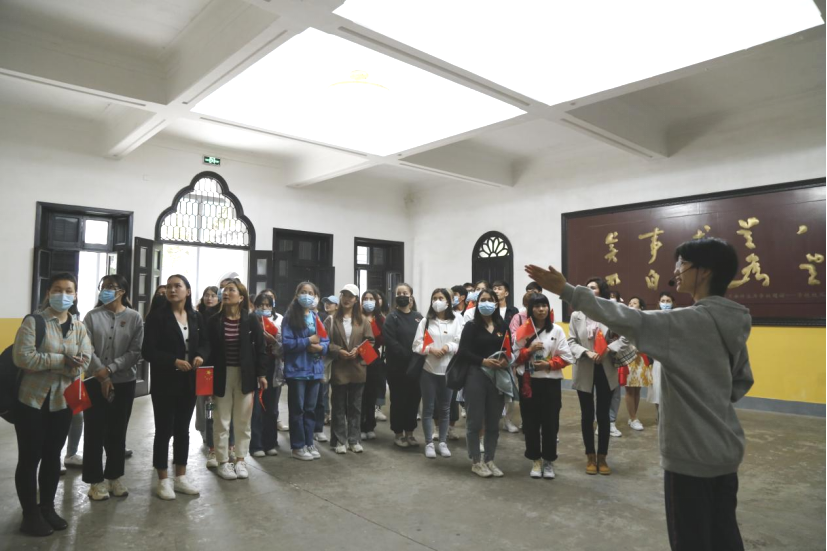 2021年5月20日，在喜迎中國(guó)共產(chǎn)黨建黨100周年之際，我校開(kāi)展了少數(shù)民族學(xué)生“學(xué)黨史、感恩黨、跟黨走”紅色研學(xué)活動(dòng)。