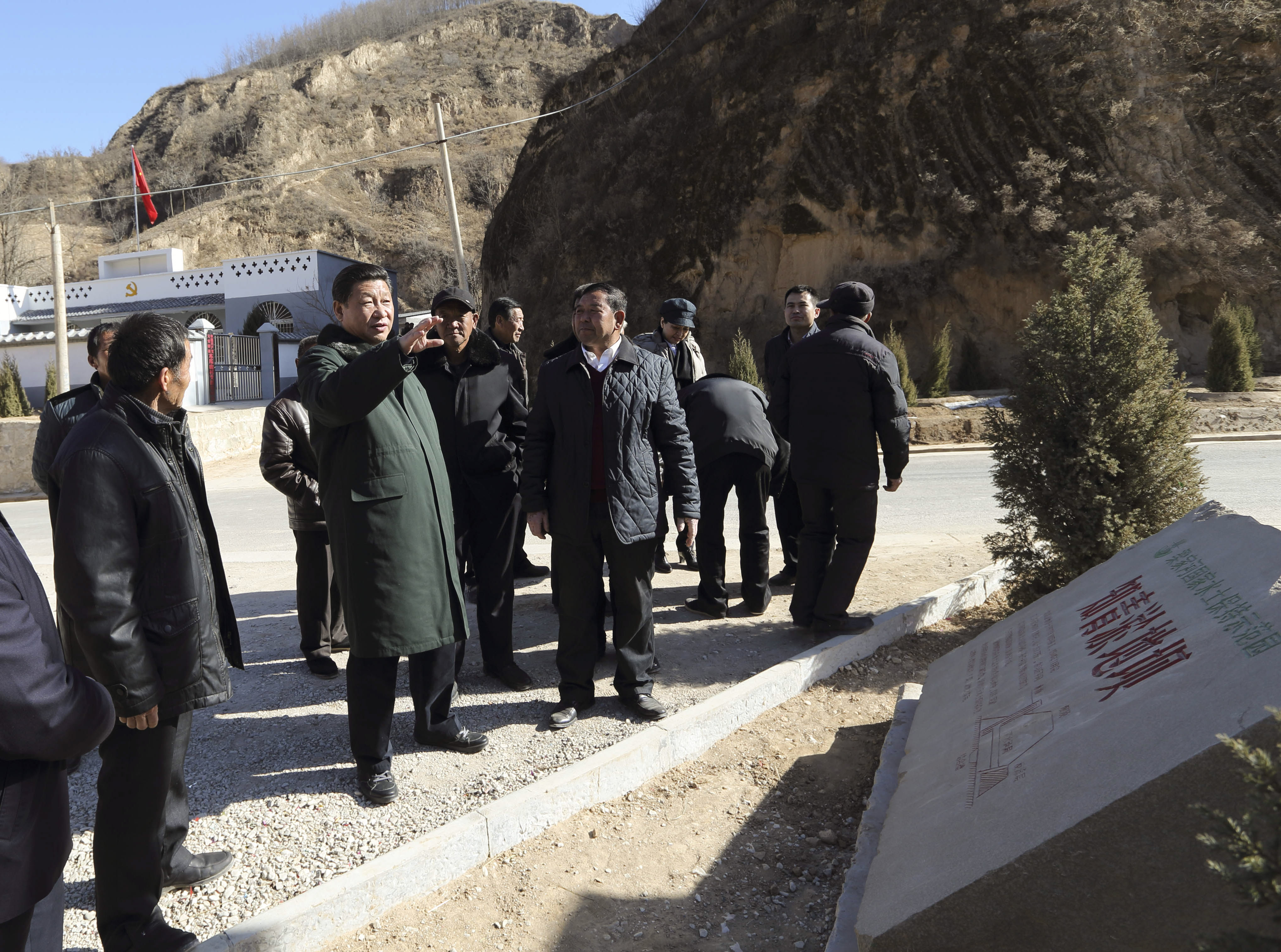 2015年春節(jié)前夕，習(xí)近平來到陜西考察調(diào)研，第一站便來到延安市延川縣梁家河村。新華社 發(fā)