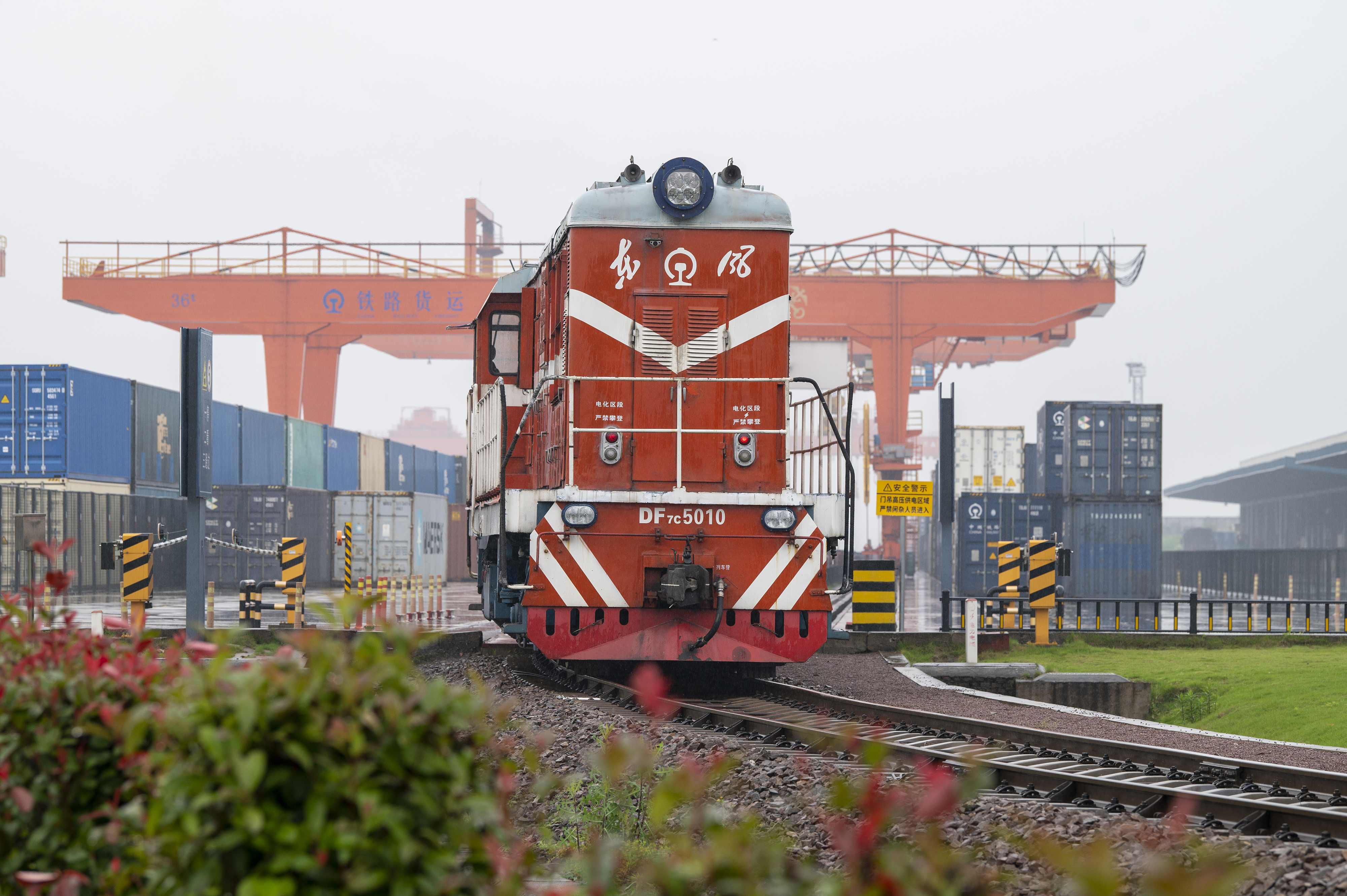 2024年5月5日，“五一”假期最后一天。在浙江省金華市金東區(qū)鐵路金華南站，一列滿載110標(biāo)箱的中歐班列緩緩啟程駛往匈牙利。