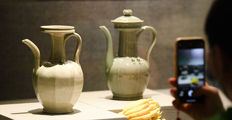 2021年9月14日，浙江省博物館，觀眾在拍攝北宋龍泉窯執(zhí)壺（左）和龍泉青瓷藝人劉杰制作的執(zhí)壺。