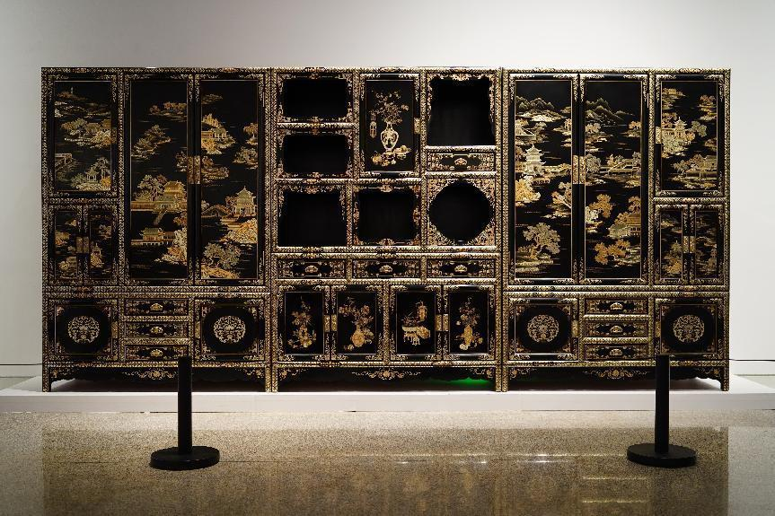 2023年7月9日，北京，中國工藝美術(shù)館·中國非物質(zhì)文化遺產(chǎn)館，“山西特色專業(yè)鎮(zhèn)平遙非遺雙寶中華行”展覽展出的推光漆器作品。