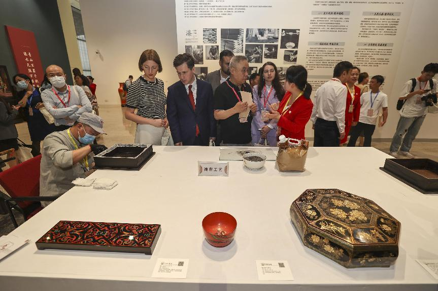 2023年5月28日，北京，推光漆器匠人為駐華使節(jié)展示技藝。