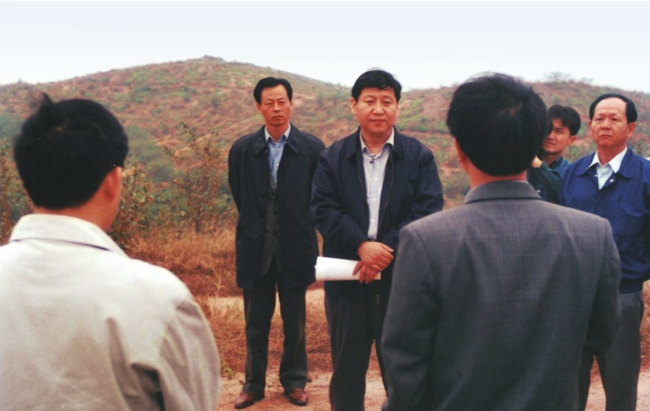 1999年11月，習(xí)近平在龍巖市長汀縣河田水土流失治理區(qū)調(diào)研。圖源：《習(xí)近平在福建（下）》