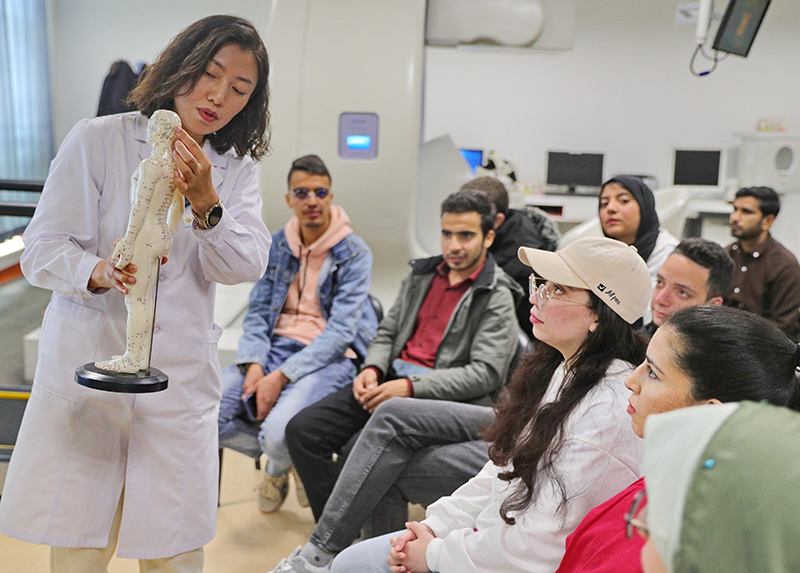 2023年4月19日，河北省秦皇島市中醫(yī)醫(yī)院醫(yī)務工作者為燕山大學外國留學生講解中醫(yī)經絡知識。