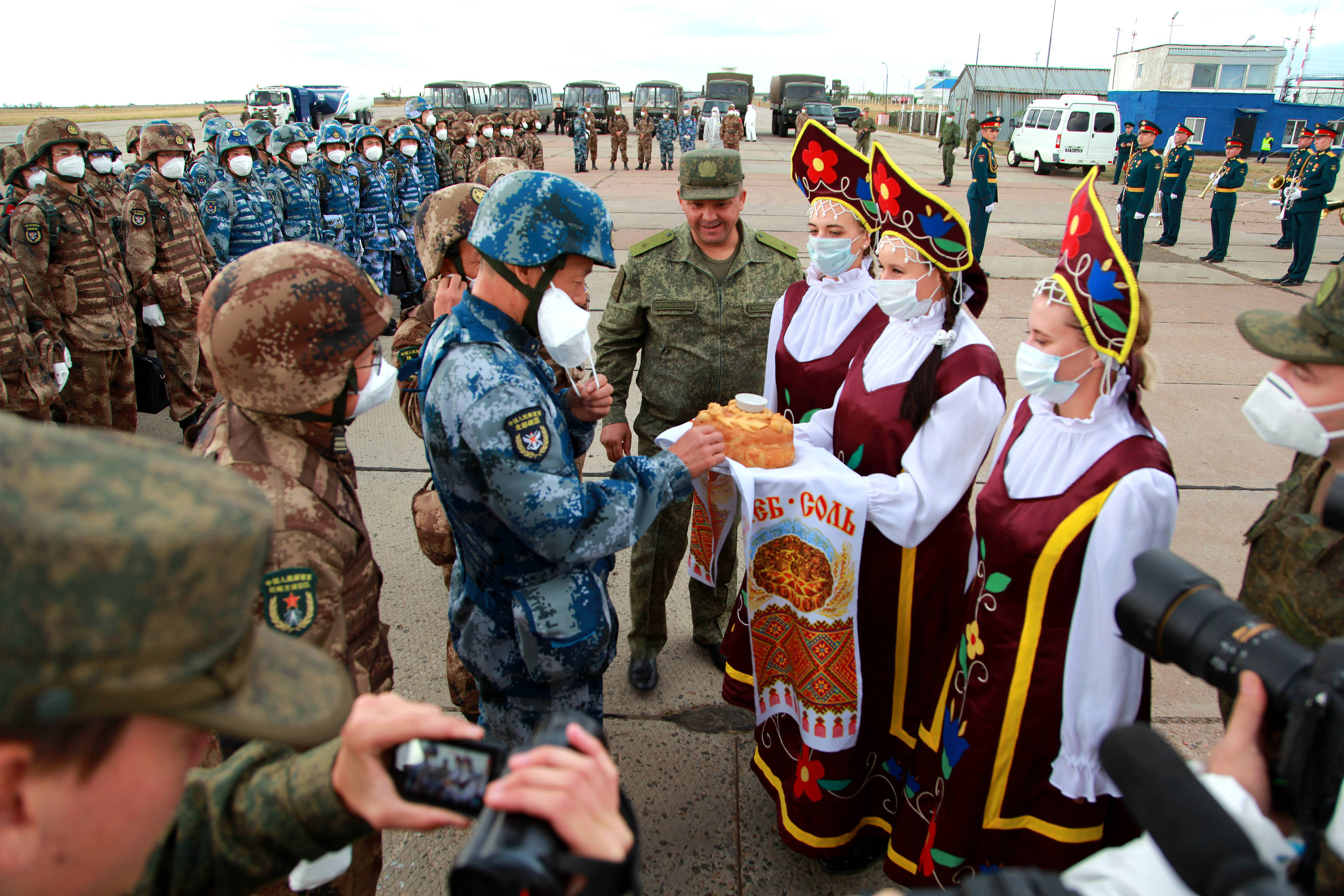 當(dāng)?shù)貢r(shí)間2021年9月10日，跨境參加“和平使命-2021”上海合作組織成員國(guó)聯(lián)合反恐軍演的中方部隊(duì)導(dǎo)演部抵達(dá)俄羅斯奧倫堡“東古茲”靶場(chǎng)演習(xí)地域。圖為俄方人員為中方人員舉行歡迎儀式。