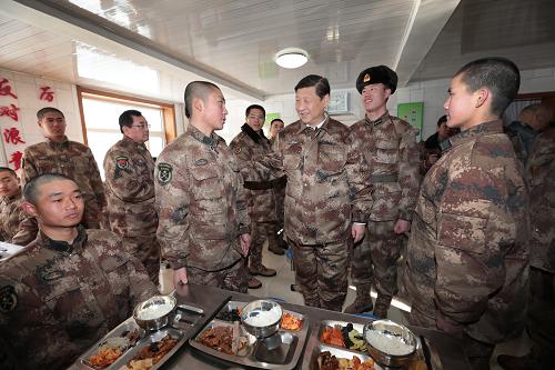 2014年1月26日中午，習(xí)近平來到連隊食堂，同戰(zhàn)士們一起用餐。新華社記者 李剛 攝