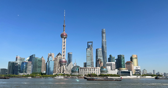 沿蘇州河遠(yuǎn)眺陸家嘴城市建筑群。人民網(wǎng) 馬作鵬 攝