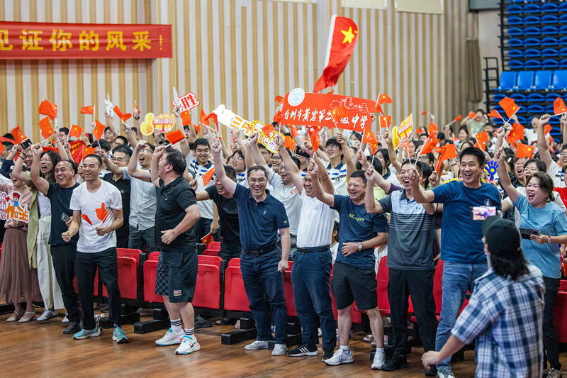 北京時(shí)間7月27日，2024年巴黎奧運(yùn)會(huì)首個(gè)比賽日，在射擊10米氣步槍混合團(tuán)體比賽中，中國(guó)選手黃雨婷/盛李豪獲得金牌。圖為黃雨婷的母校師生們通過(guò)收看奧運(yùn)直播的方式為她加油助威。