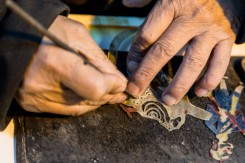 皮影非遺傳承人正在制作皮影。