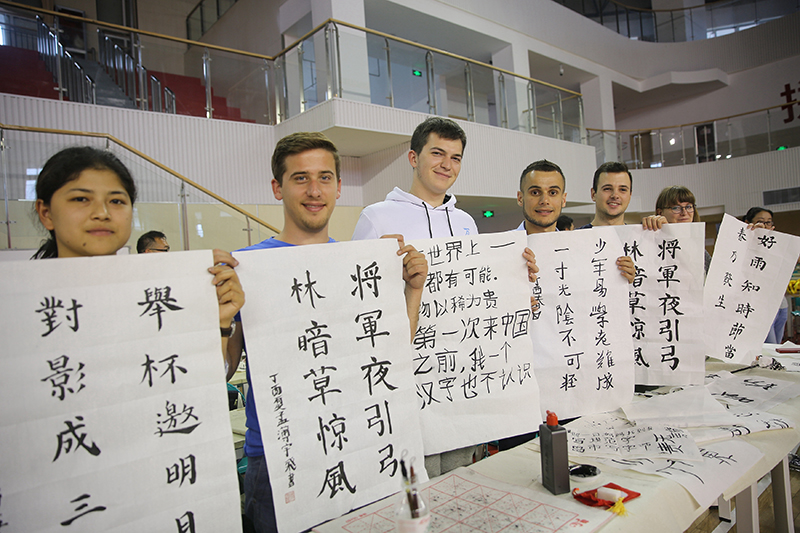 2017年6月5日，來自青島大學(xué)和中國石油大學(xué)（華東）的外國留學(xué)生在展示剛剛現(xiàn)場完成的書法作品。