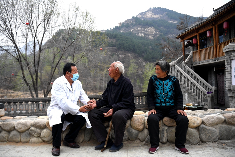 2020年4月15日，在河北阜平縣龍泉關(guān)鎮(zhèn)駱駝灣村，村醫(yī)霍建國為村民把脈。