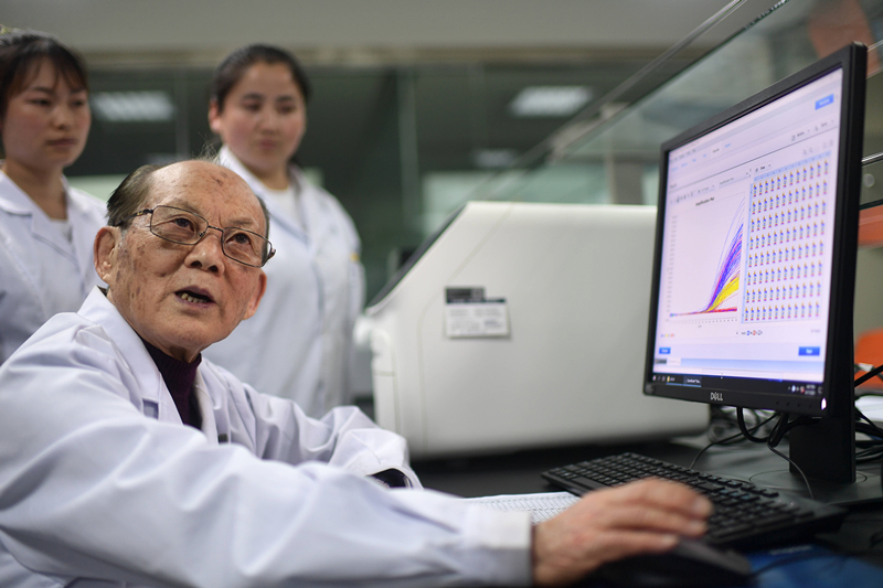 2021年6月17日，吳天一（前）在青海西寧的實驗室內(nèi)和學生討論。