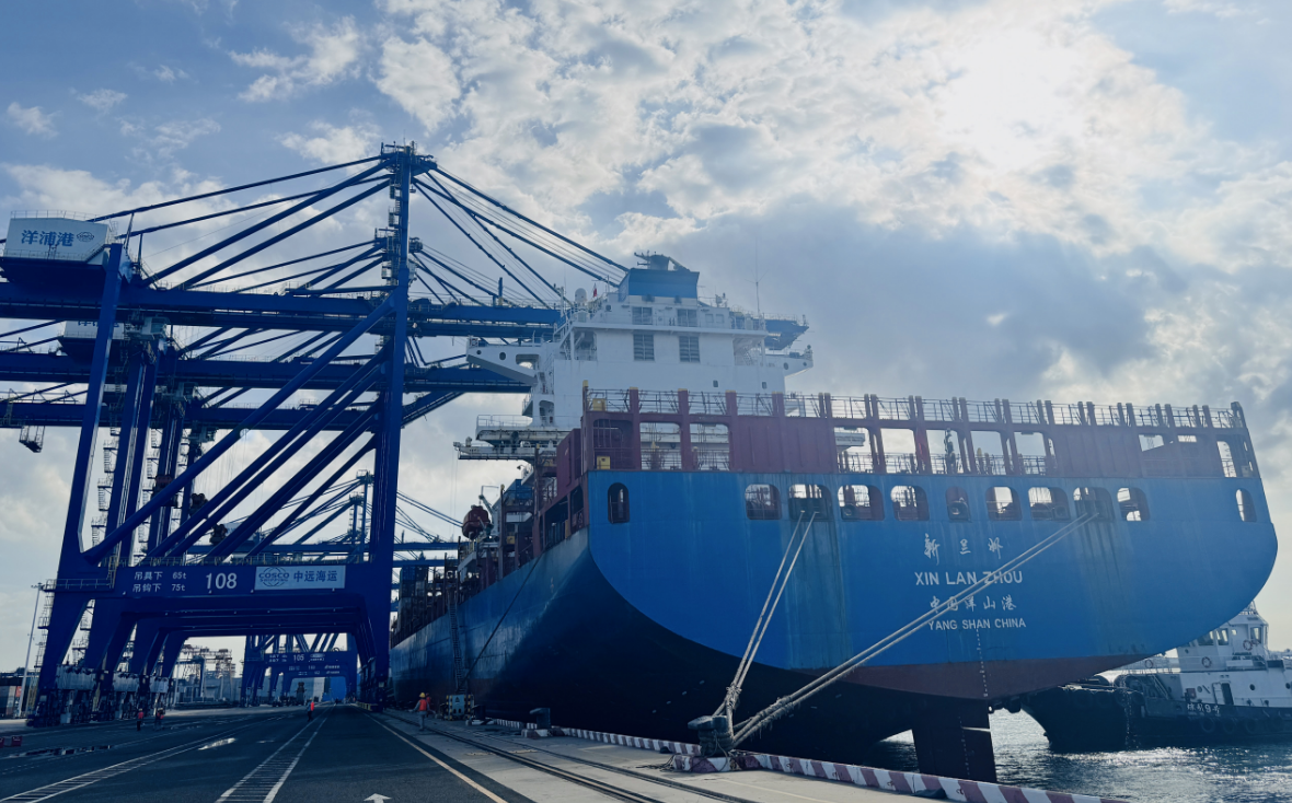 外貿(mào)貨輪“新蘭州”號將從海南洋浦港駛往中東。人民網(wǎng)記者 毛雷攝