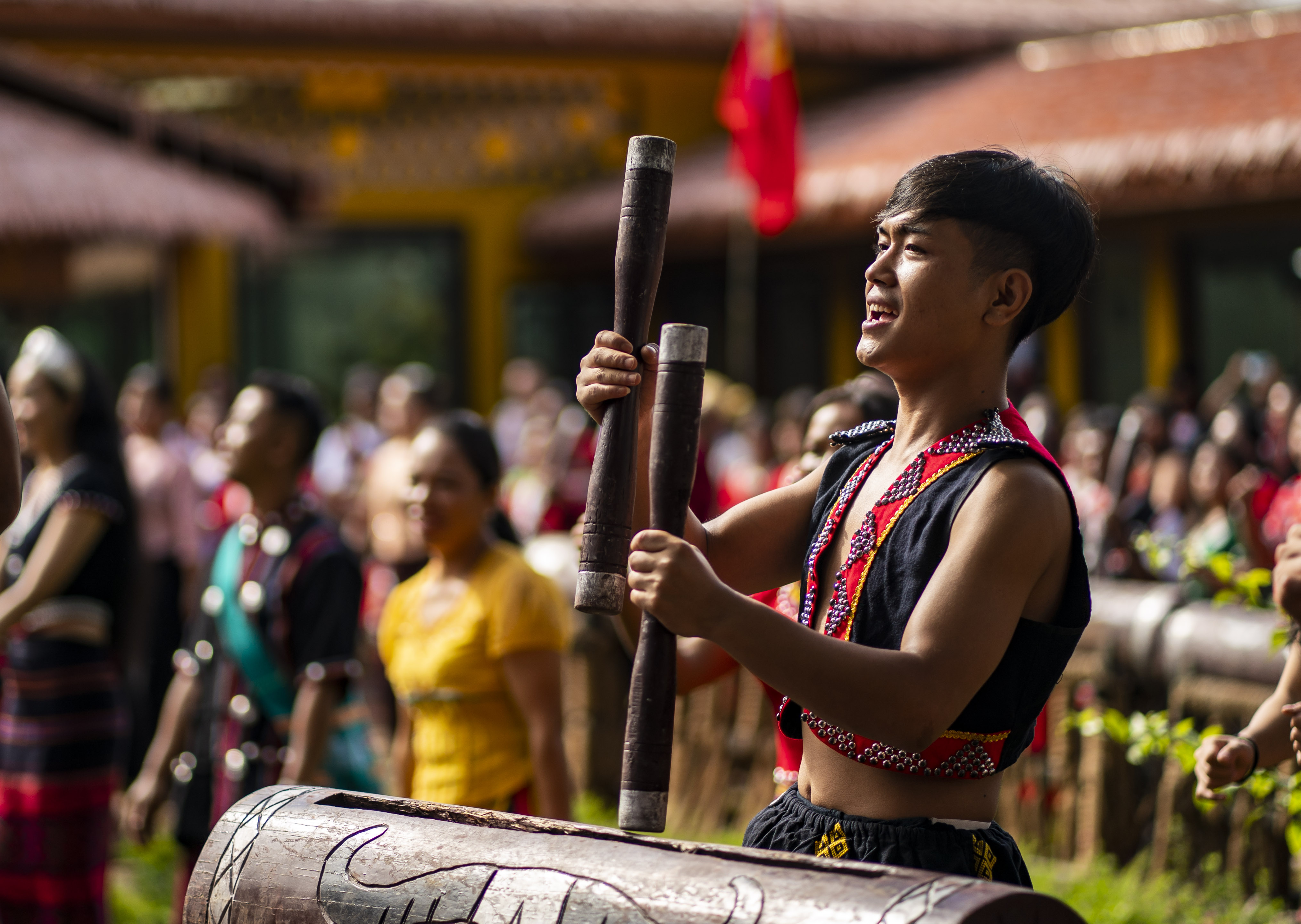 云南省滄源縣班洪鄉(xiāng)班洪村的佤族群眾唱響《阿佤人民唱新歌》（2021年8月20日攝）。