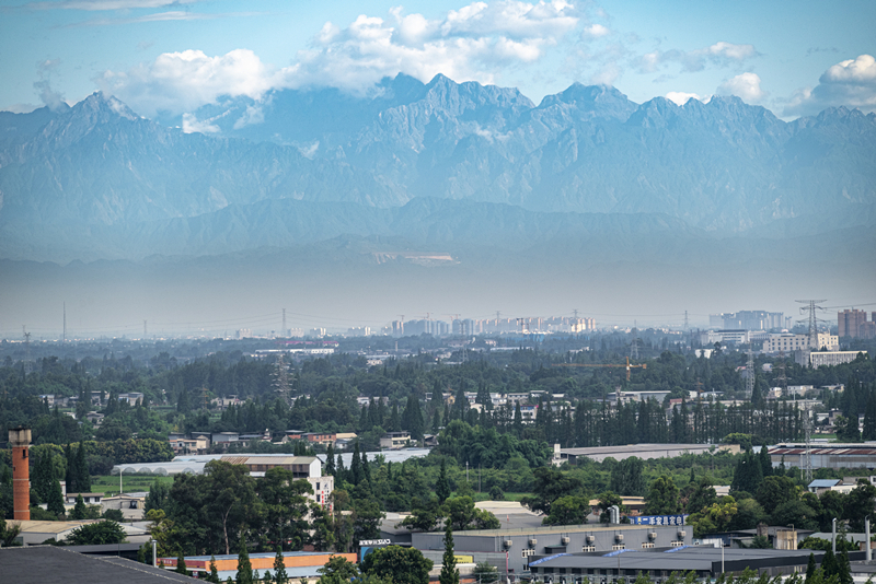 2024年7月1日，成都天氣晴好，遠處雪山清晰可見。