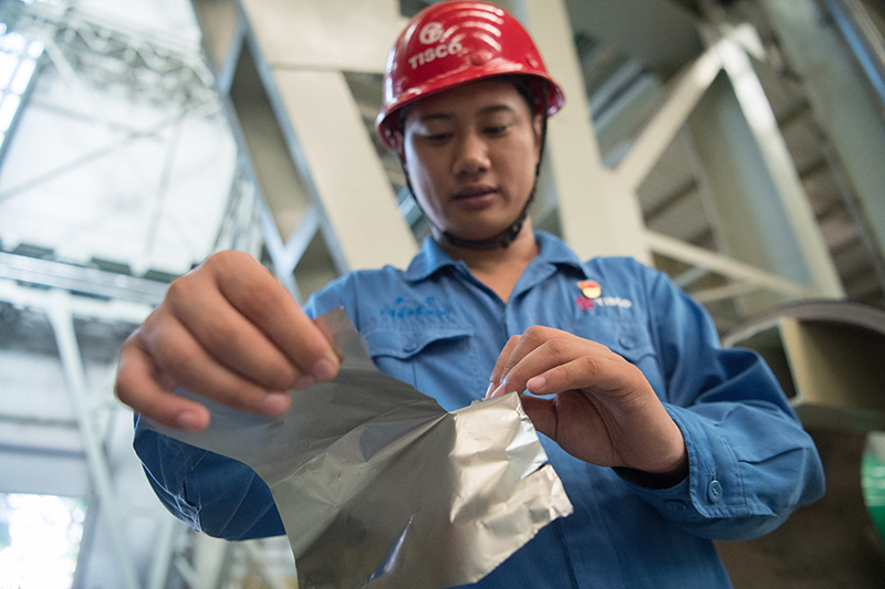 2018年8月8日，山西省太原市，太鋼精密帶鋼公司工作人員用手撕開不銹鋼。