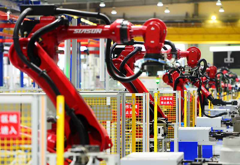 2019年11月22日，沈陽，一家數(shù)字化智能工廠內(nèi)，名為SR210的機(jī)器人正在自主地抓取各種零部件，快速組裝稍小的工業(yè)機(jī)器人。