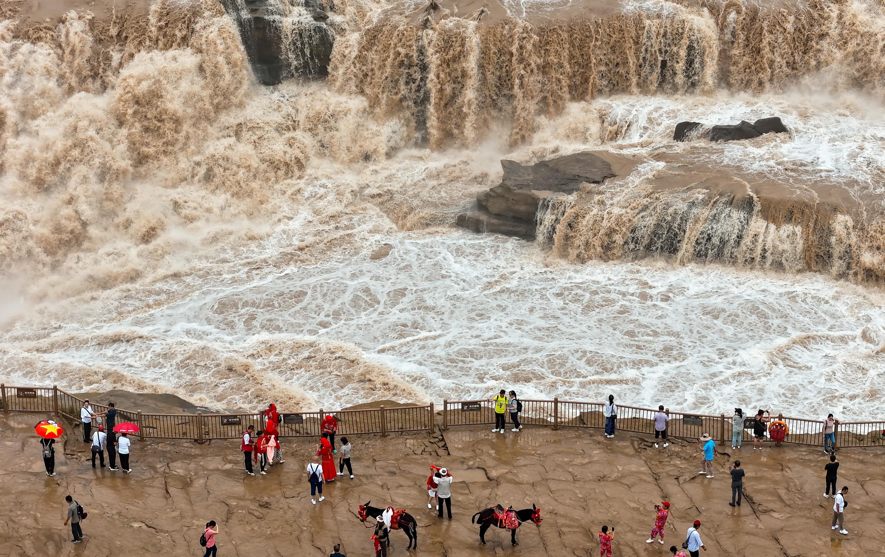 △2024年9月，游客在黃河壺口瀑布景區(qū)游覽。