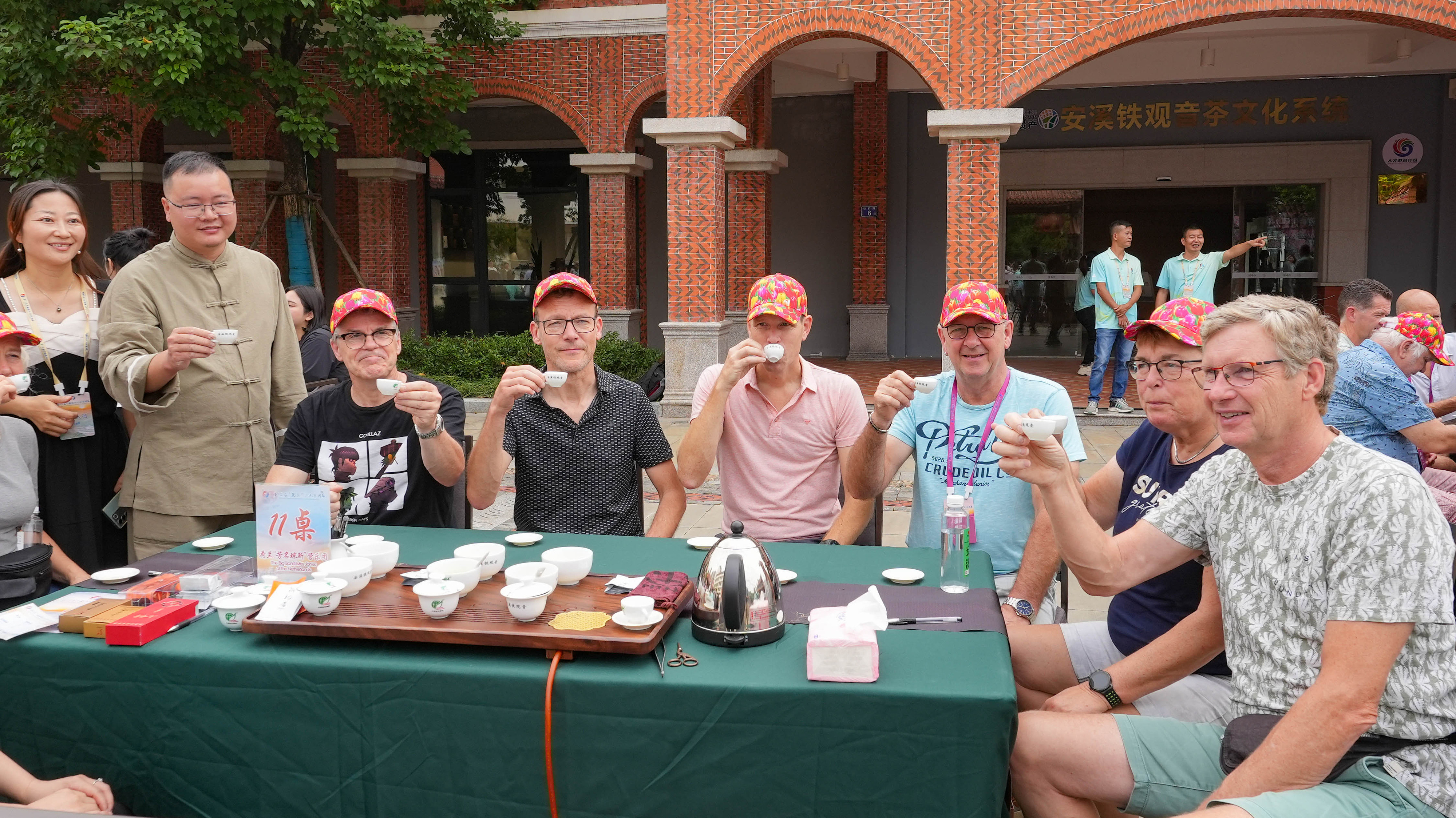 △2023年10月4日，福建泉州，外國(guó)人品中國(guó)茶。