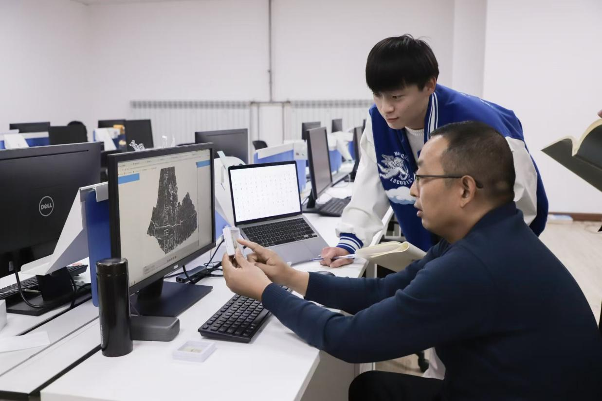 安陽(yáng)師范學(xué)院甲骨文信息處理教育部重點(diǎn)實(shí)驗(yàn)室，劉永革正在給學(xué)生講甲骨文。受訪者供圖