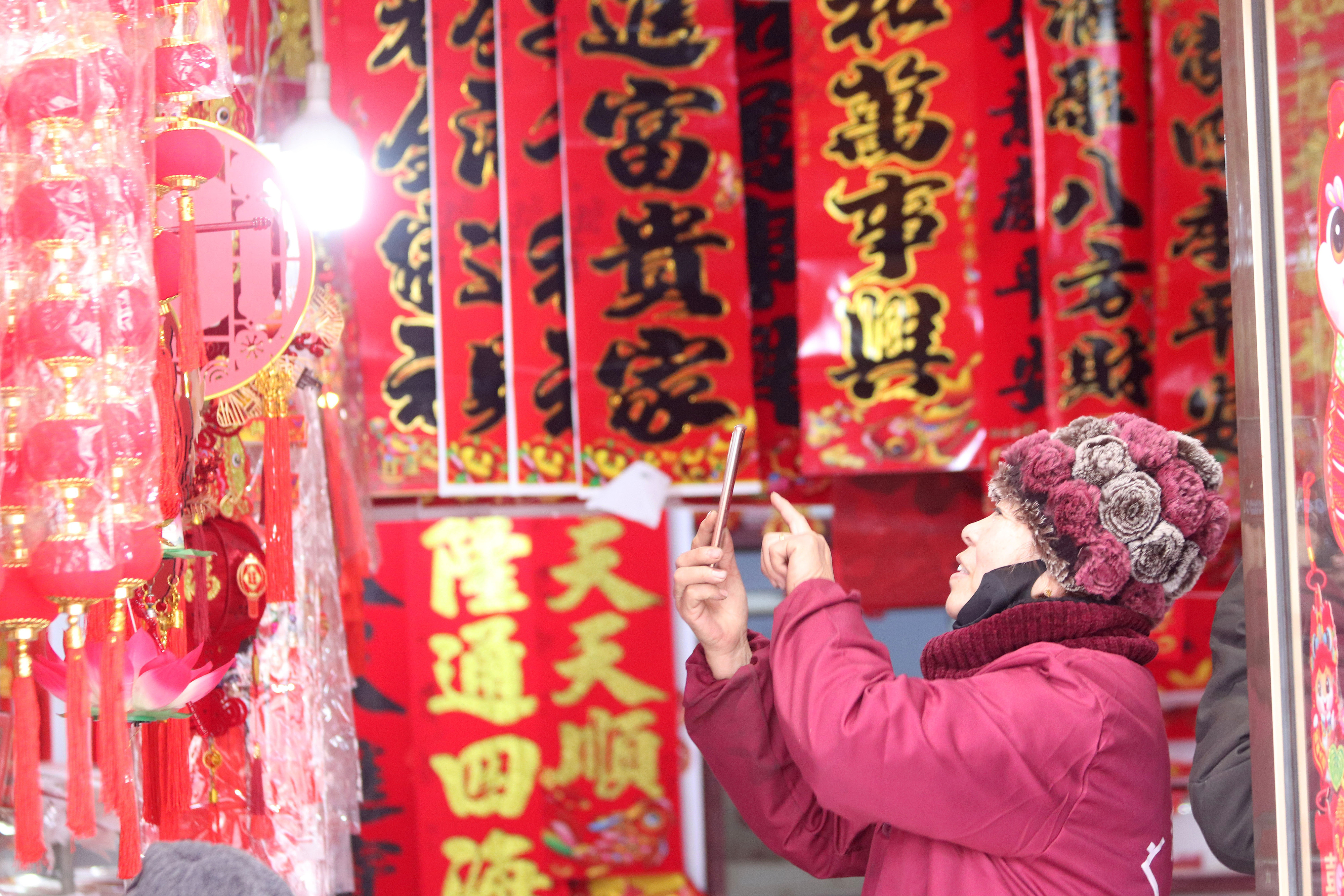 2025年1月5日，在山東省高密市夏莊鎮(zhèn)東李家村，商戶使用手機(jī)推銷新春飾品。