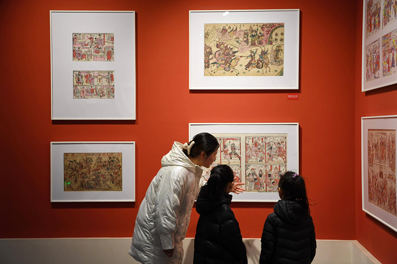 2023年2月3日，游客在河北武強年畫博物館參觀。