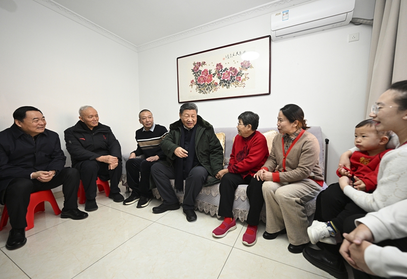 2025年1月23日上午，習近平總書記在遼寧沈陽大東區(qū)長安街道長安小區(qū)考察時，走進居民郎素蘭家中看望。