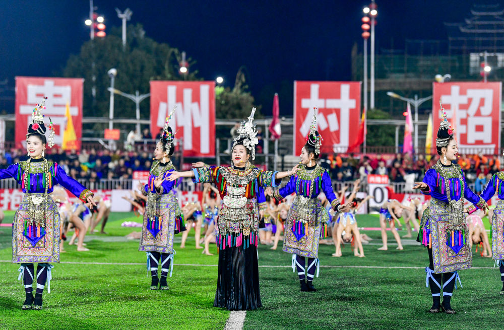 2025年3月14日，2025年貴州“村超”40強(qiáng)交叉賽在榕江“村超”足球場舉行，演員在比賽間隙表演侗族大歌，民族文化伴隨著體育賽事成功“出圈”。圖片來源：新華社