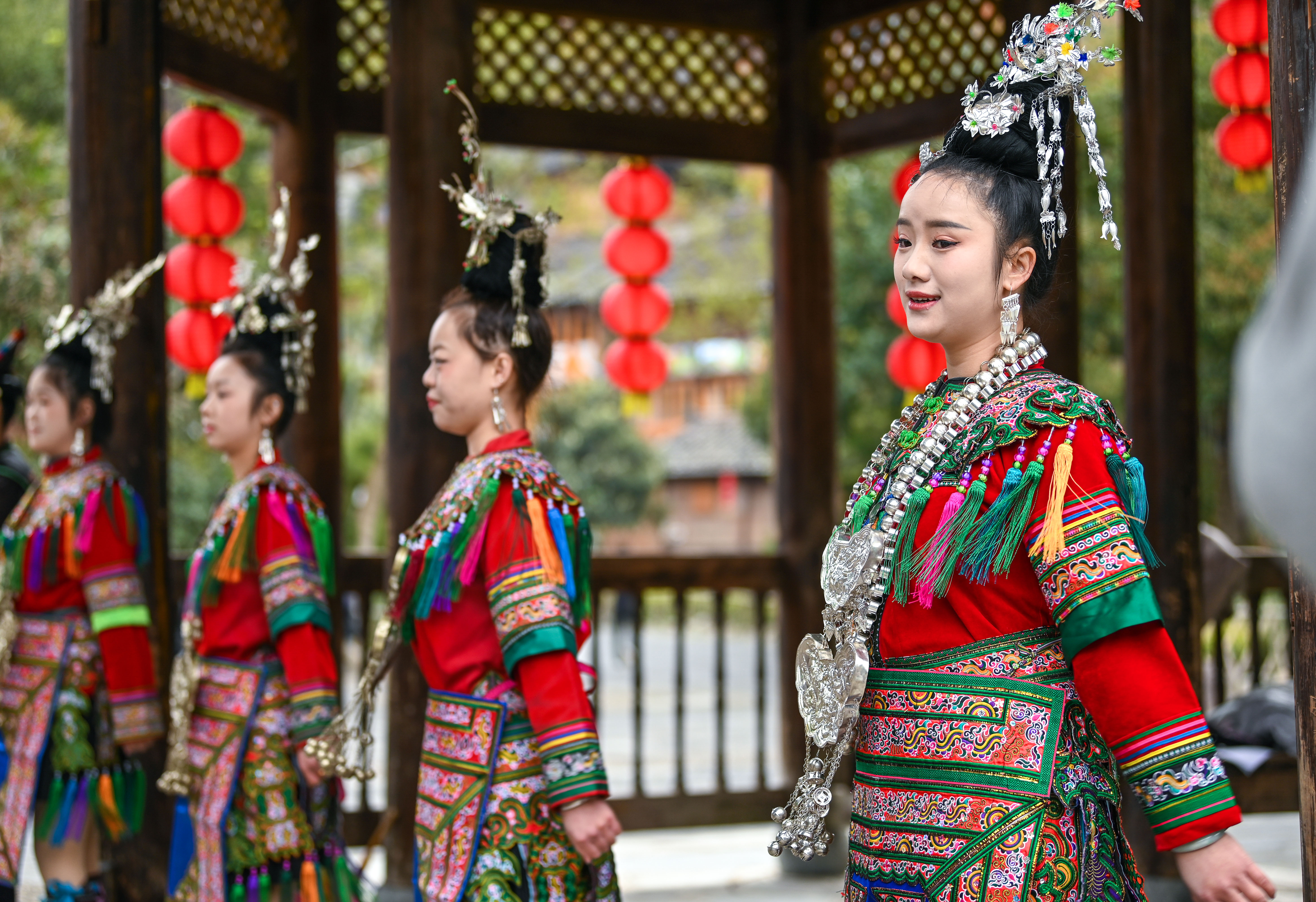  2025年3月18日，侗族群眾在貴州省黎平縣肇興侗寨給游客演唱侗族大歌。