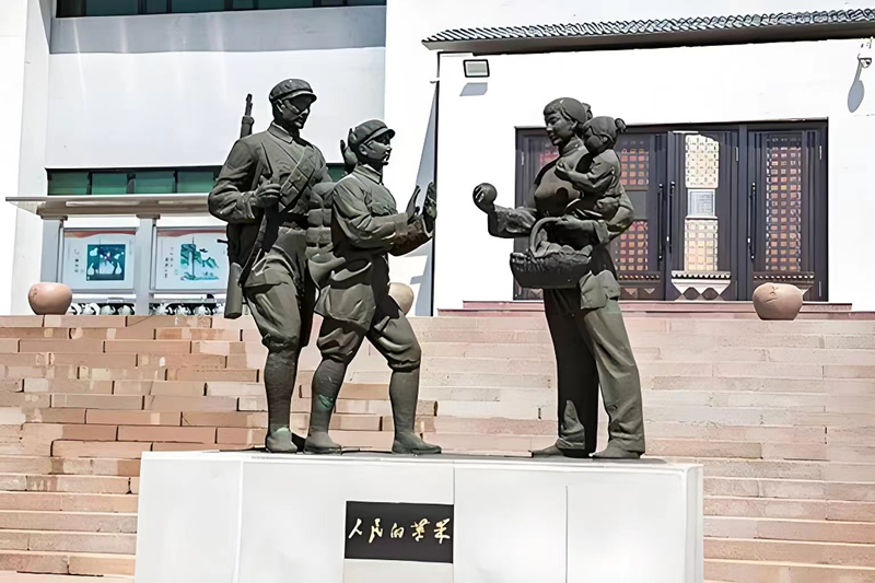 錦州蘋果廉政文化展覽館前的《人民的蘋果》主題雕塑。（由遼沈戰(zhàn)役紀(jì)念館供圖）