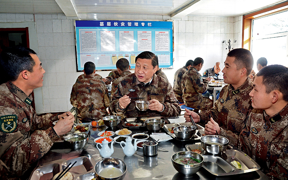2014年1月26日，習(xí)近平主席專程來到內(nèi)蒙古軍區(qū)邊防某部，親切看望慰問戍邊官兵。這是在連隊食堂，習(xí)近平主席同戰(zhàn)士們一起用餐。