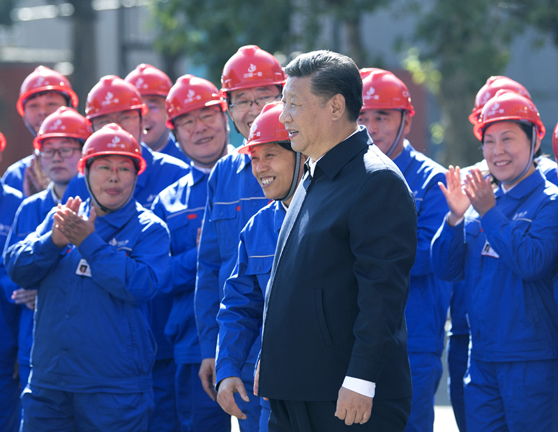 2018年9月26日，在中國(guó)一重集團(tuán)，習(xí)近平總書記走到工人中間，同大家親切交流。