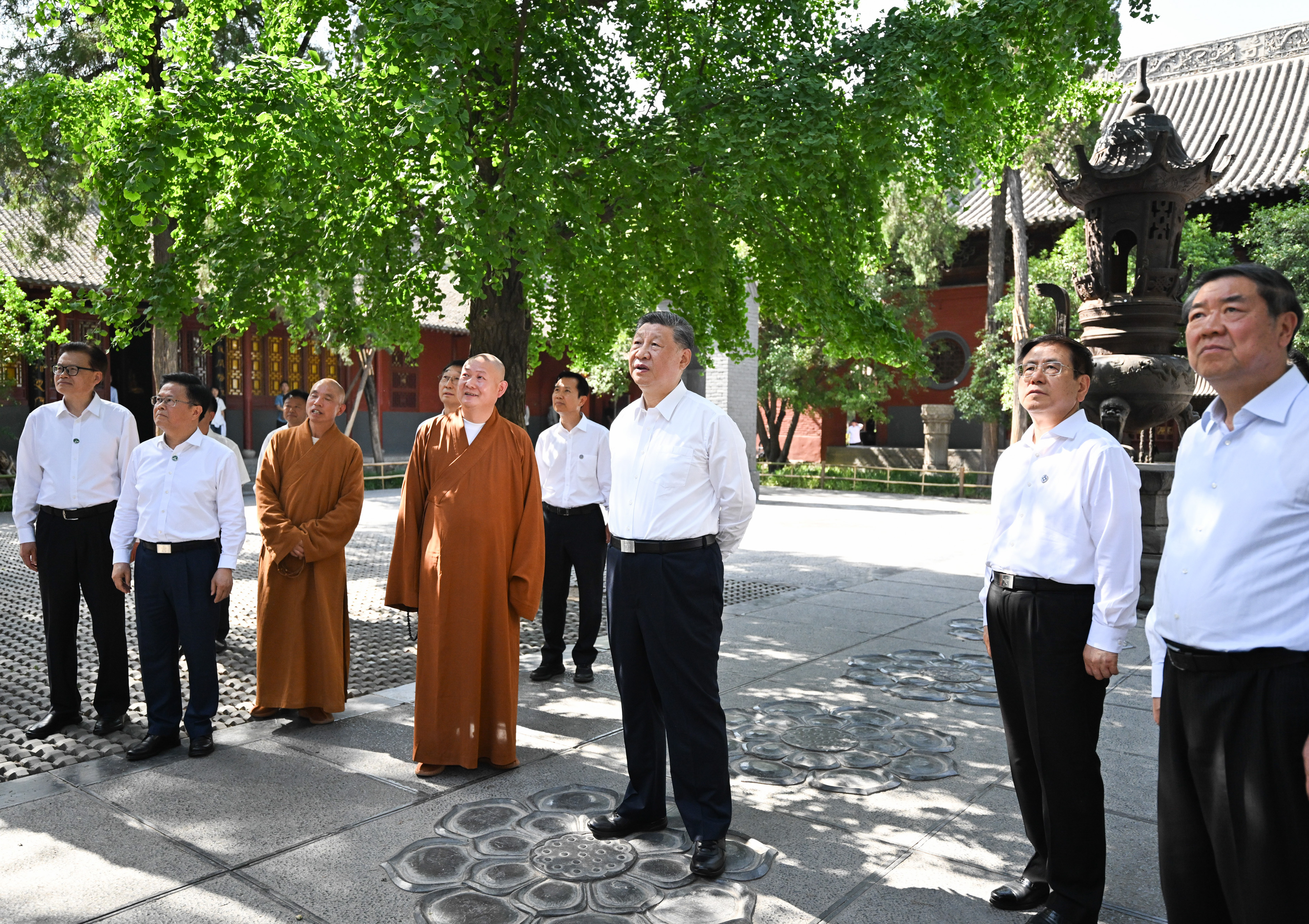 5月19日至20日，中共中央總書記、國家主席、中央軍委主席習(xí)近平在河南考察。這是19日下午，習(xí)近平在洛陽白馬寺考察。新華社記者 燕雁 攝