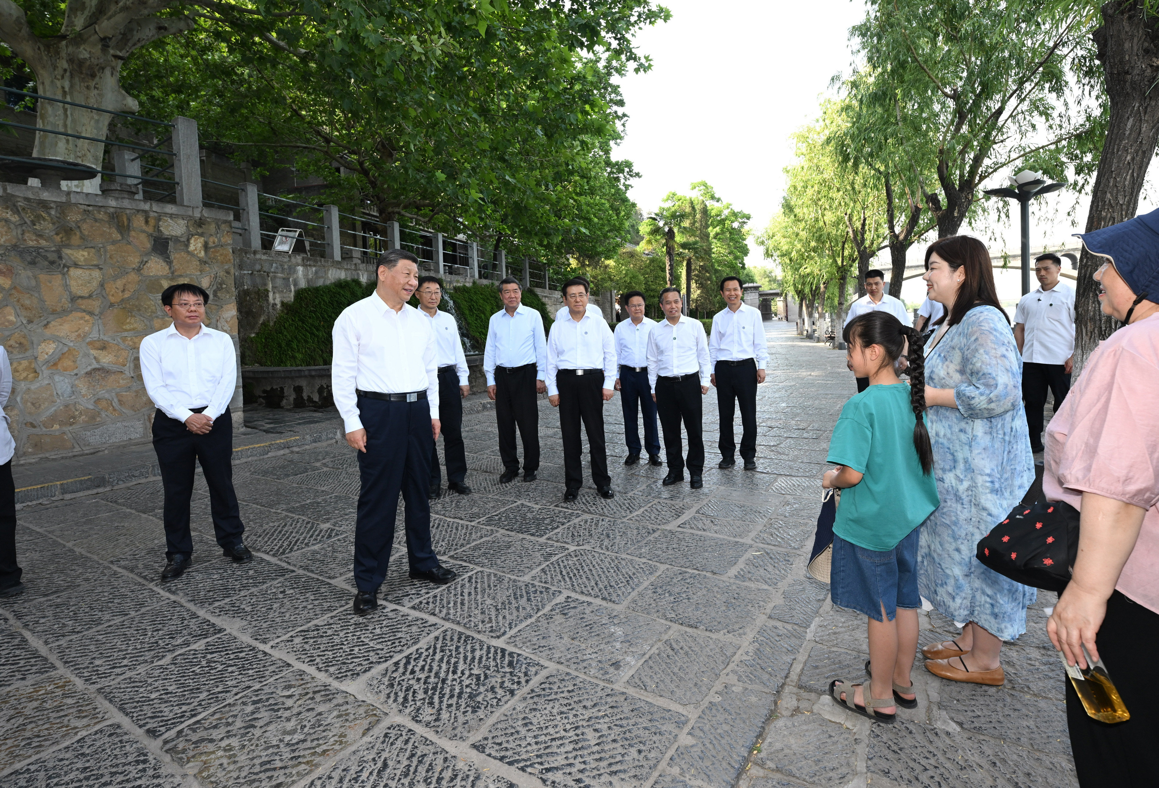 5月19日至20日，中共中央總書記、國家主席、中央軍委主席習(xí)近平在河南考察。這是19日下午，習(xí)近平在洛陽龍門石窟考察時(shí)，同游客親切交流。新華社記者 謝環(huán)馳 攝