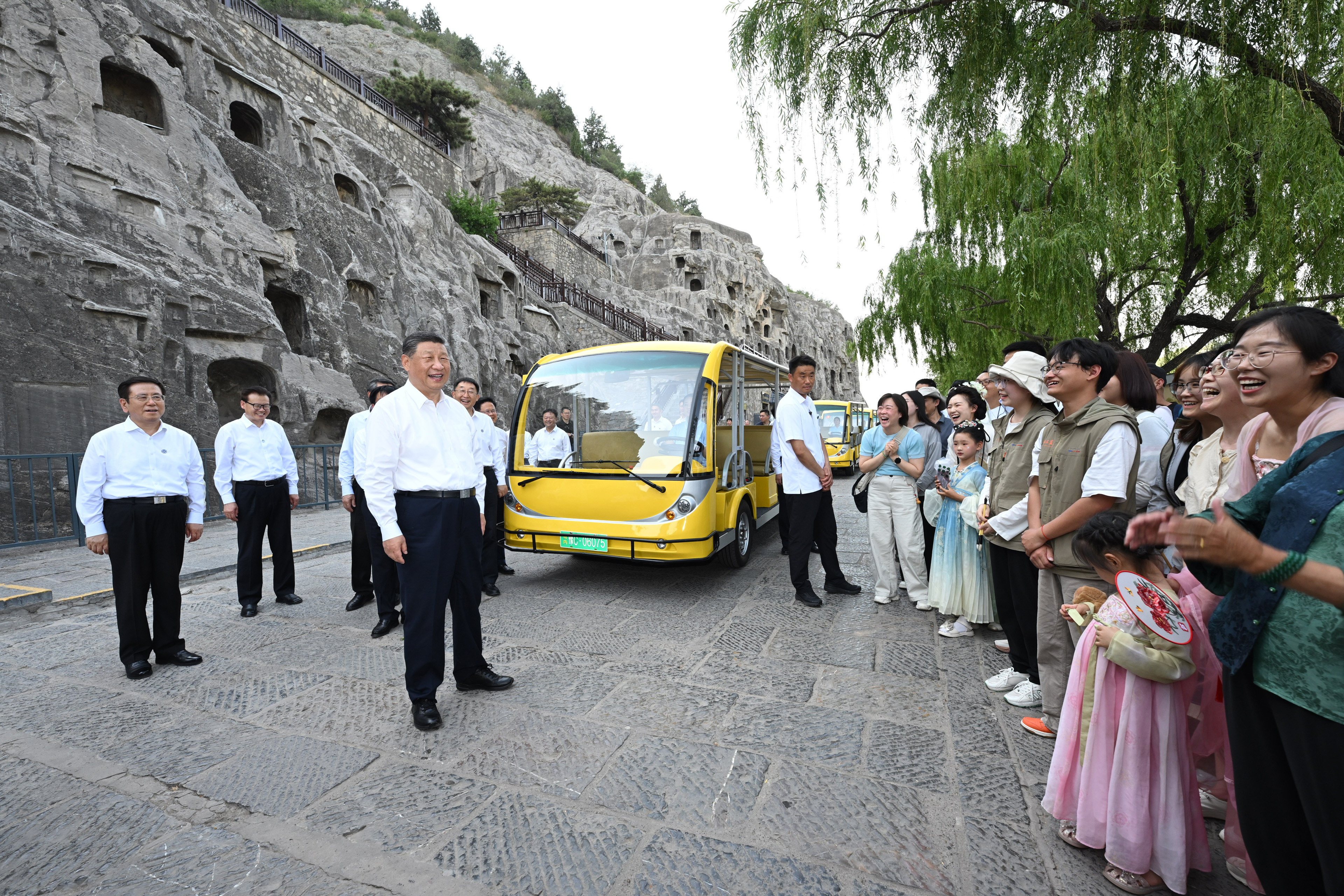 5月19日至20日，中共中央總書記、國家主席、中央軍委主席習(xí)近平在河南考察。這是19日下午，習(xí)近平在洛陽龍門石窟考察時(shí)，同游客親切交流。新華社記者 謝環(huán)馳 攝