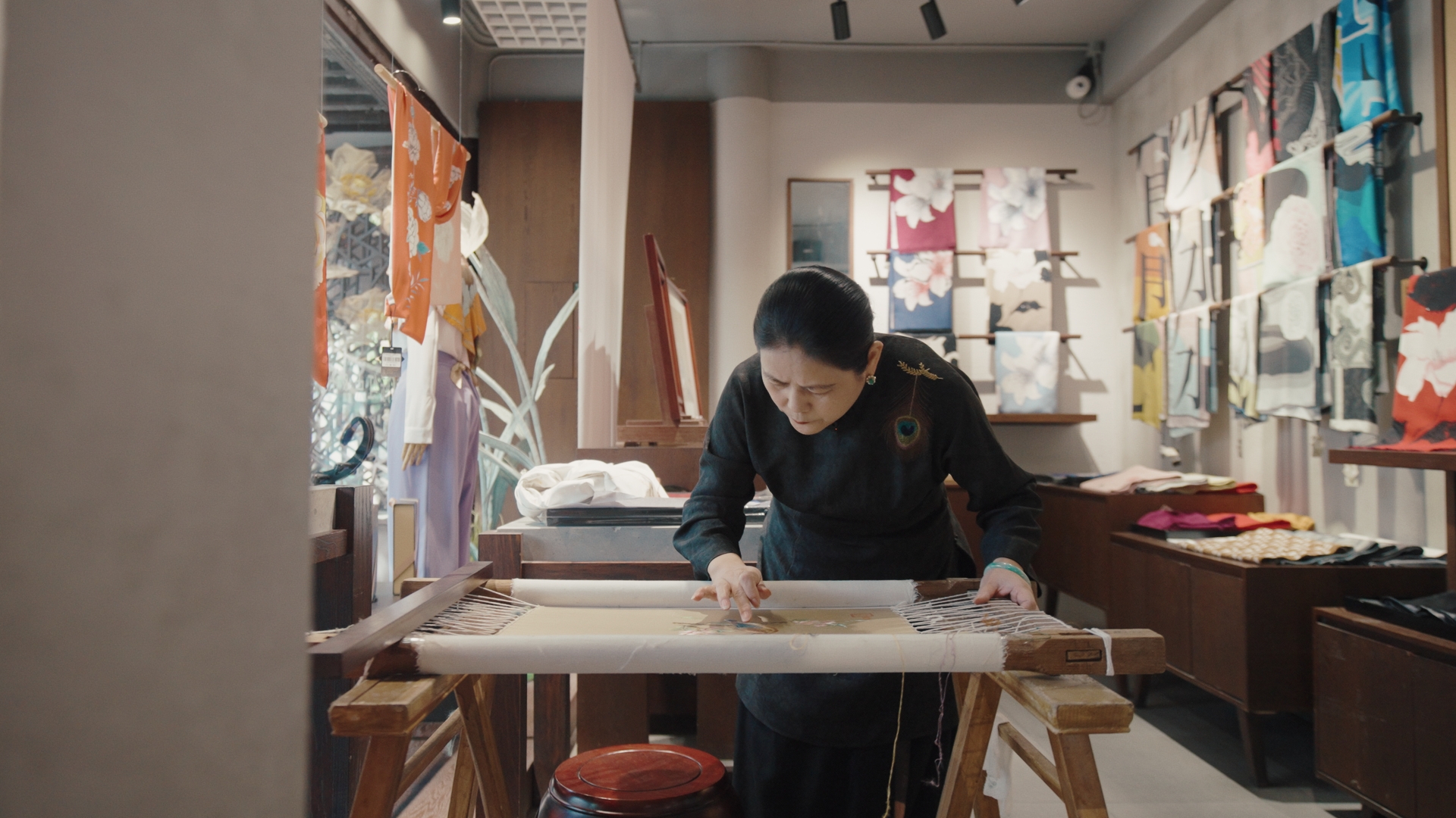 蘇繡代表性傳承人盧建英正在繡制作品。人民網(wǎng)記者 葛泰佚攝