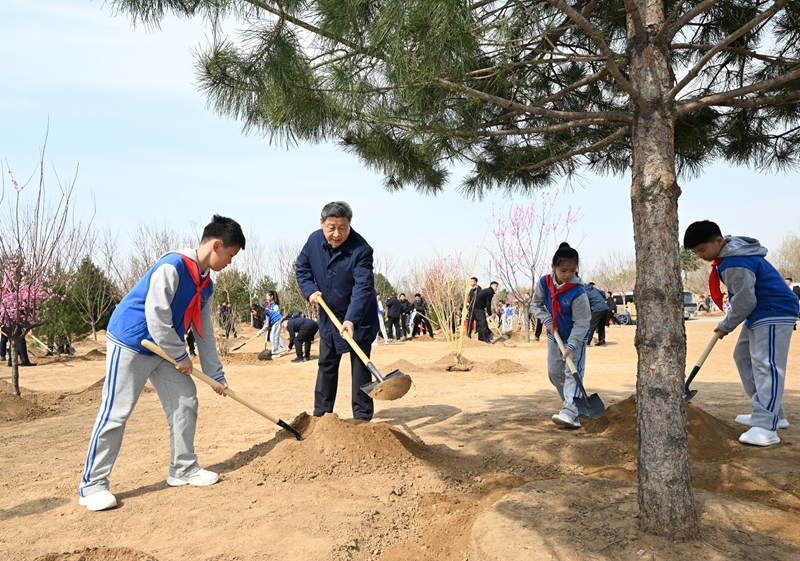 2025年4月3日，習近平總書記來到北京豐臺區(qū)永定河畔參加首都義務植樹活動。