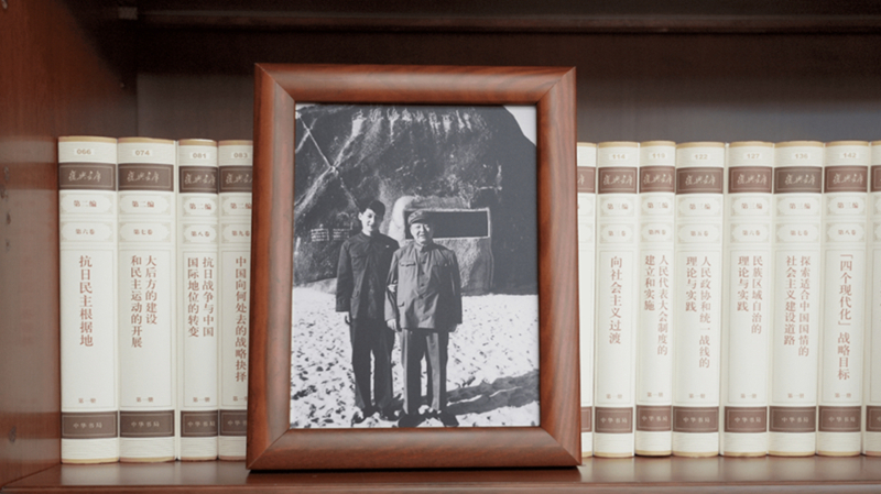 2022年12月31日，習(xí)近平辦公室的書架上擺放著他和父親的合影。