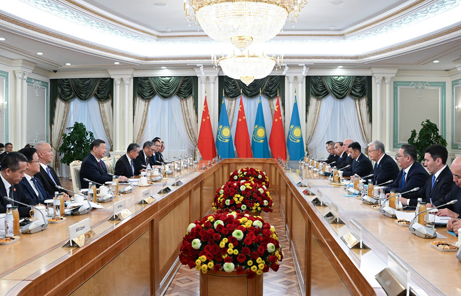 當?shù)貢r間6月16日下午，哈薩克斯坦總統(tǒng)托卡耶夫同中國國家主席習近平在阿斯塔納總統(tǒng)府舉行會談。