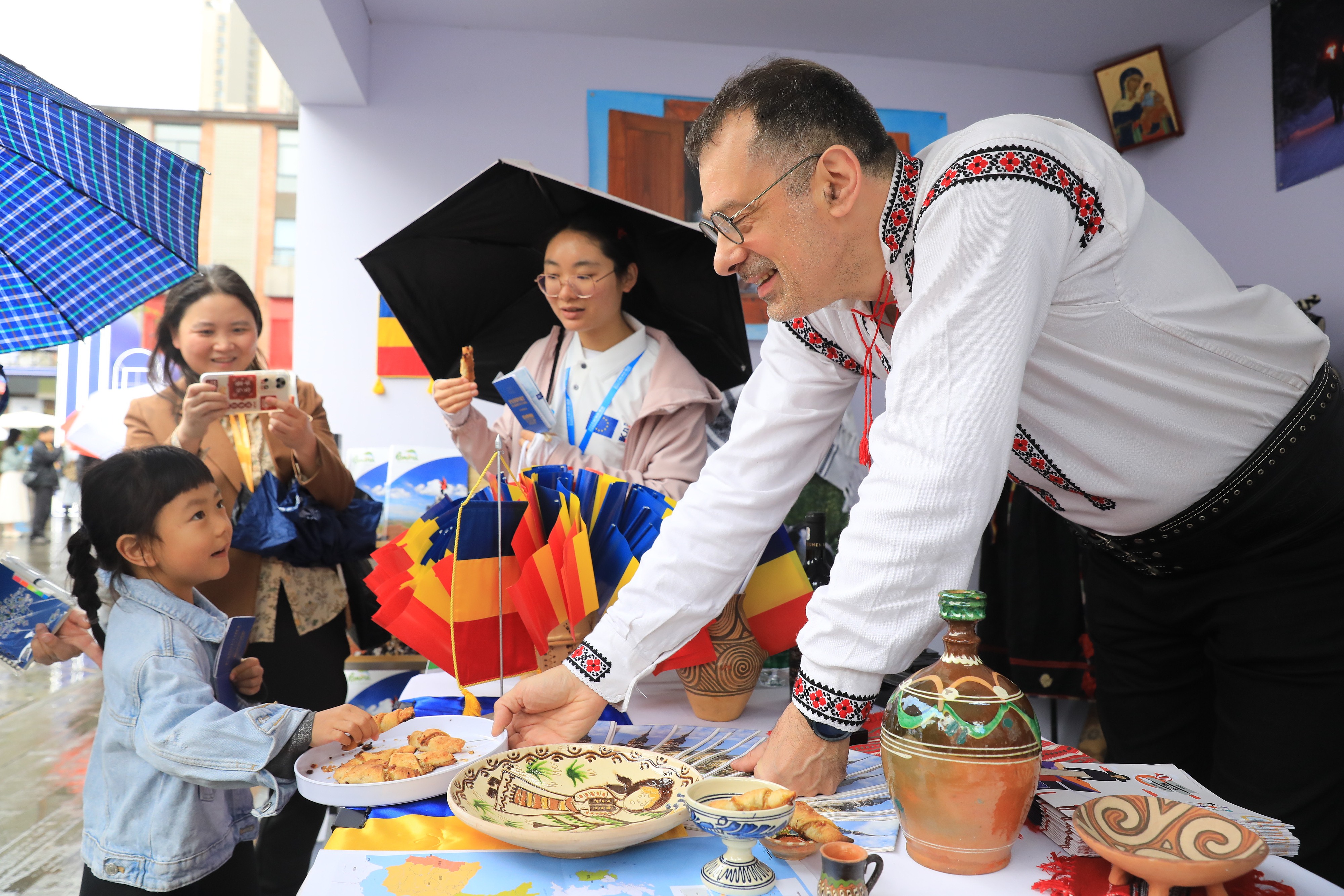 2025年4月12日，四川省成都市“2025成都·歐洲文化季”活動融匯藝術、音樂、美食與互動體驗，為民眾打造了一場“沉浸式”文化嘉年華。