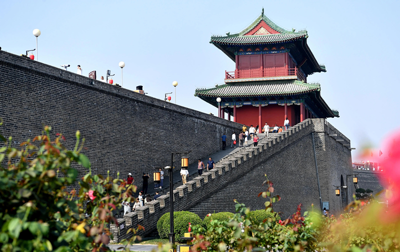 2024年9月16日，游客在河北省石家莊市正定古城游玩。